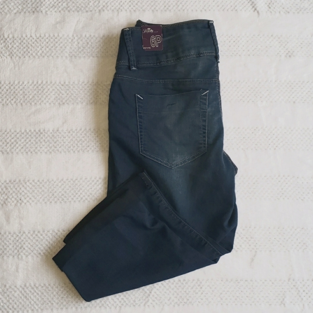 Royalty for me crop NWT